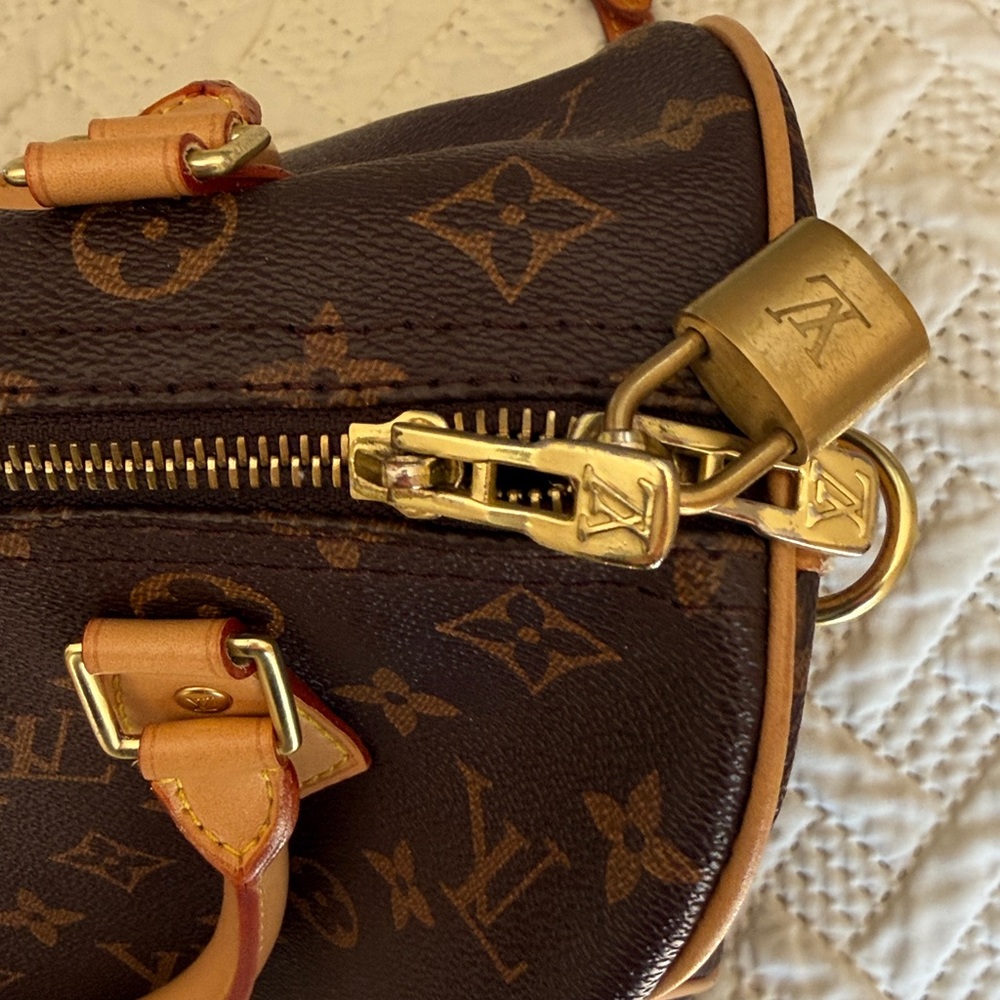 Louis Vuitton Speedy V30. Date Code: SP0169,  dust not included.  EUC! - Picture 3 of 11